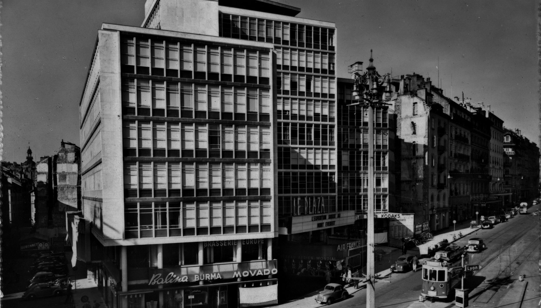 Bâtiment du Mont-Blanc Centre à Genève en 1952.