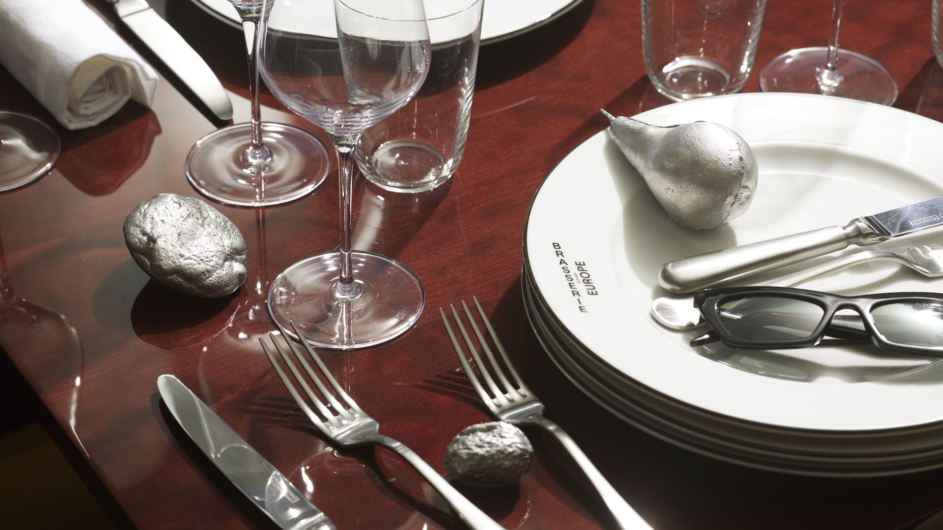 Assiettes et couverts de la brasserie europe restaurant du plaza à genève
