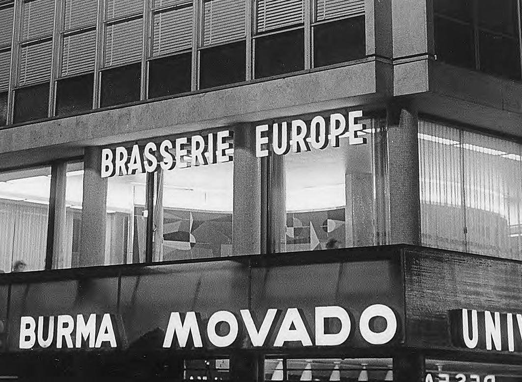 Photo en noir et blanc de l'ancienne enseigne de la Brasserie Europe à Genève.