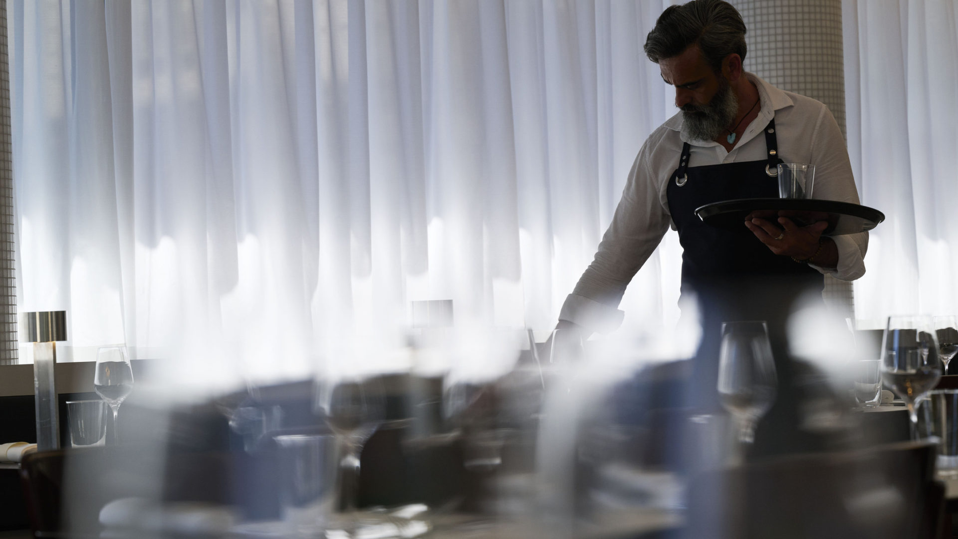 Un serveur à la Brasserie Europe, à Genève.