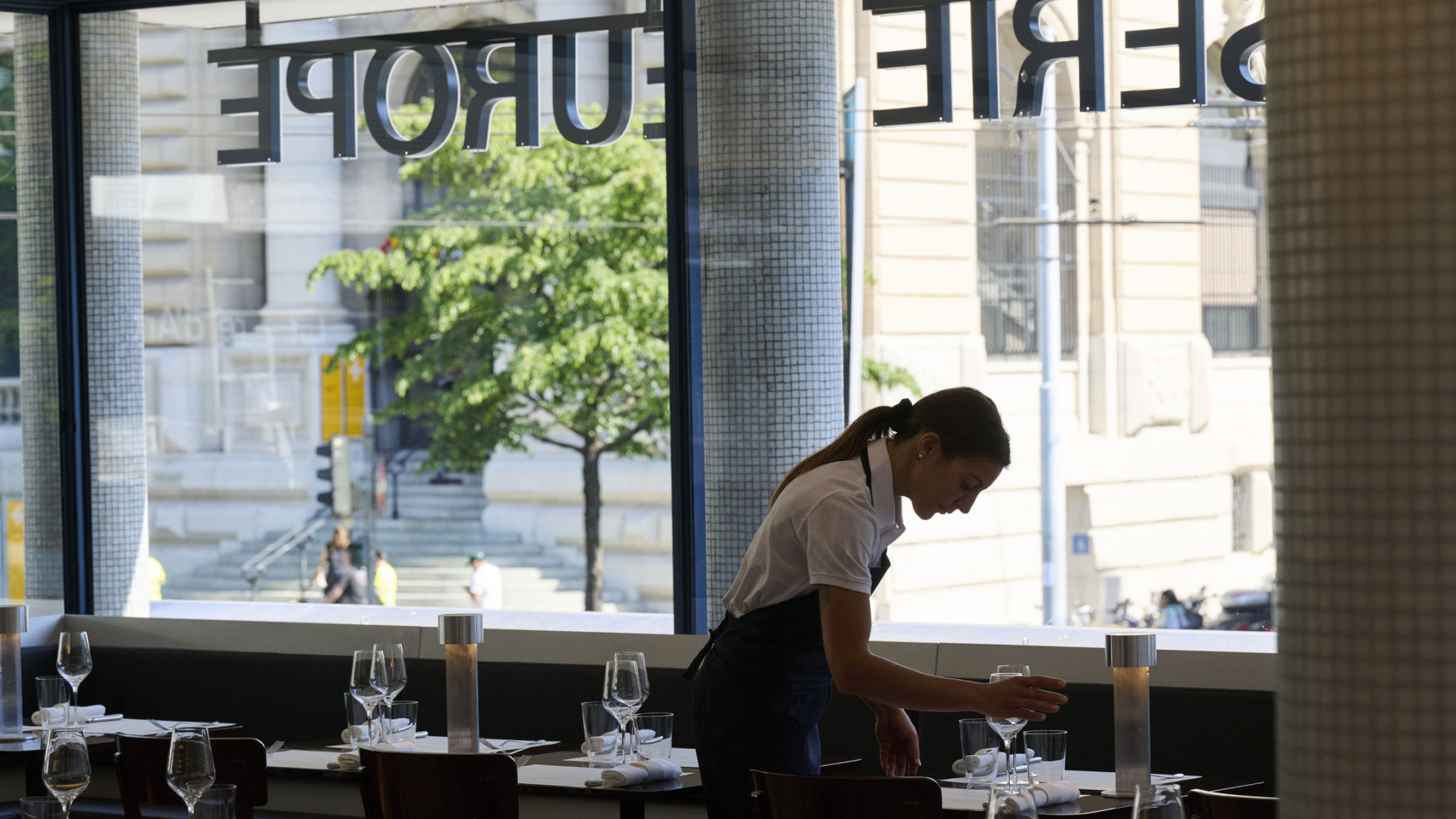 Mise en place du service à la Brasserie Europe à Genève.