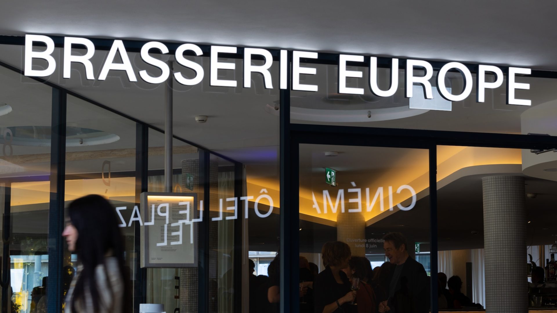 Entrée de la Brasserie Europe à Genève en soirée.